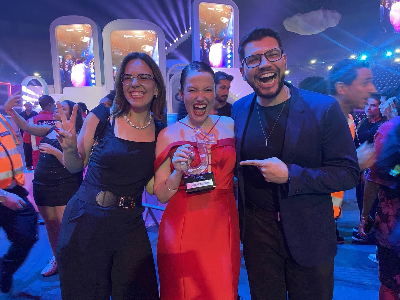 Amanda, Duda Menegheti com o troféu do TikTok Awards e Felipe